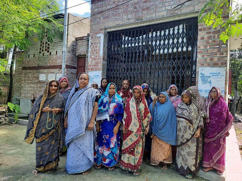 বৃদ্ধাশ্রমের সামনে প্রবীণ নারীরা। ঝিনাইদহ হরিণাকুণ্ডু উপজেলার জোড়াপুকুরিয়া গ্রামে ইসমত আরার বাড়িতে