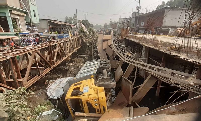 বেইলি সেতুর ওপর দিয়ে মালবাহী ট্রাক পার হওয়ার সময় ট্রাকসহ ভেঙে পড়ে সেতুটি। আজ মঙ্গলবার দুপুরে মুন্সিগঞ্জ সদর উপজেলার মুক্তারপুর-সিপাহিপাড়া সড়কের বণিক্যপাড়া এলাকায়