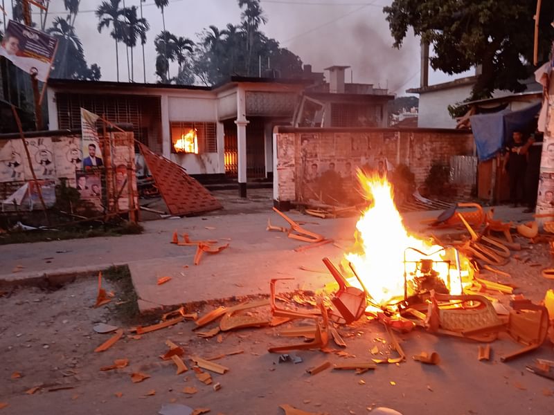 লালমনিরহাট শহরের মিশন মোড় এলাকায় বিএনপির নেতা আসাদুল হাবিবের বাসভবনে হামলা–ভাঙচুর করে আগুন ধরিয়ে দেওয়া হয়। রোববার বিকেলে