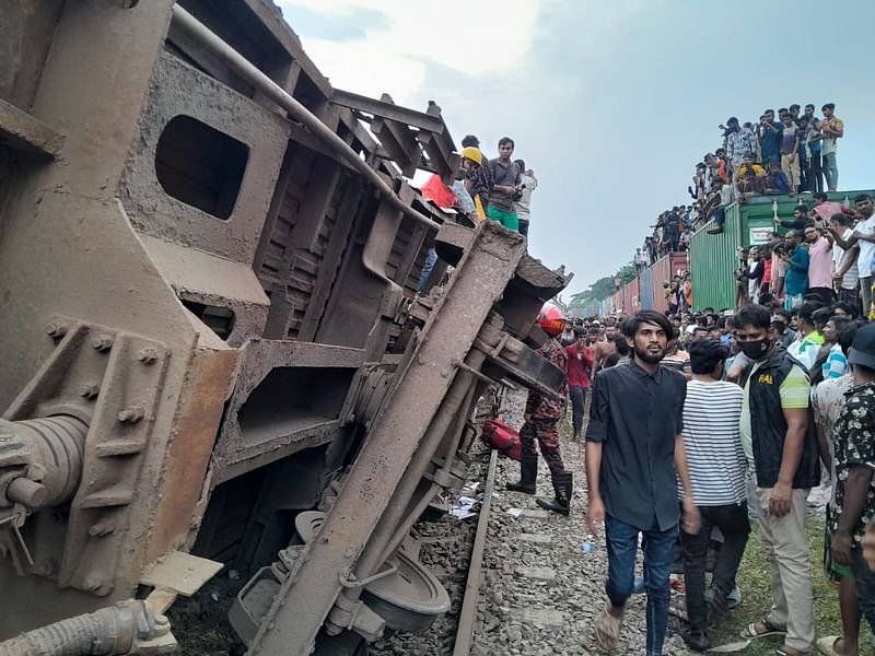 ভৈরব রেলস্টেশনের আউটার পয়েন্টে দুর্ঘটনায় উল্টে যাওয়া যাত্রীবাহী ট্রেনের কয়েকটি বগি