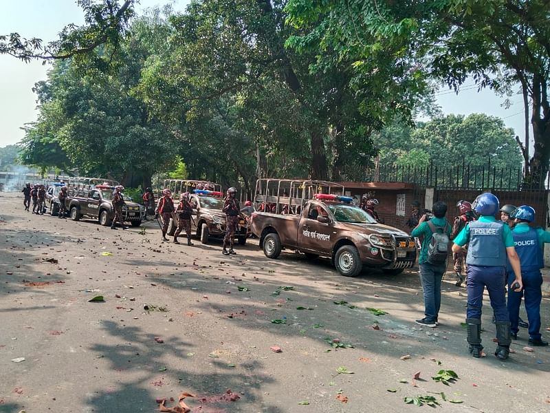 কাকরাইল মসজিদের সামনে বিজিবির সদস্যরা