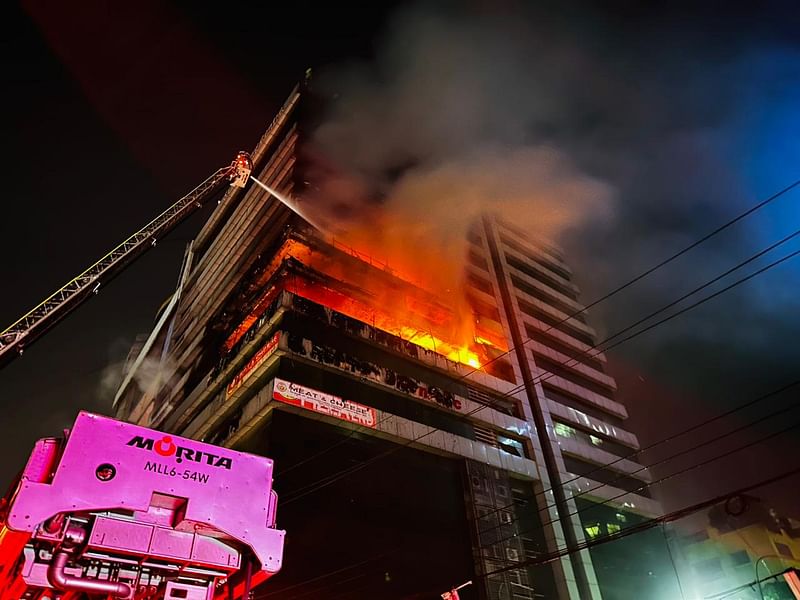 উত্তরার ৭ নম্বর সেক্টরের সাইদ গ্র্যান্ড সেন্টারে অগ্নিকাণ্ড। ঢাকা, ১১ অক্টোবর, ২০২৩