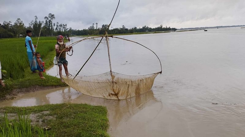 তিস্তার পানি কমায় স্বস্তিতে চরবাসী। পাহাড়ি ঢলে পাথরযুক্ত পানির স্রোতে ফসলের ক্ষয়ক্ষতি হয়েছে। আজ শুক্রবার সকালে রাজারহাট উপজেলার ঘড়িয়ালডাঙ্গা ইউনিয়নের বুড়িরহাট এলাকায়