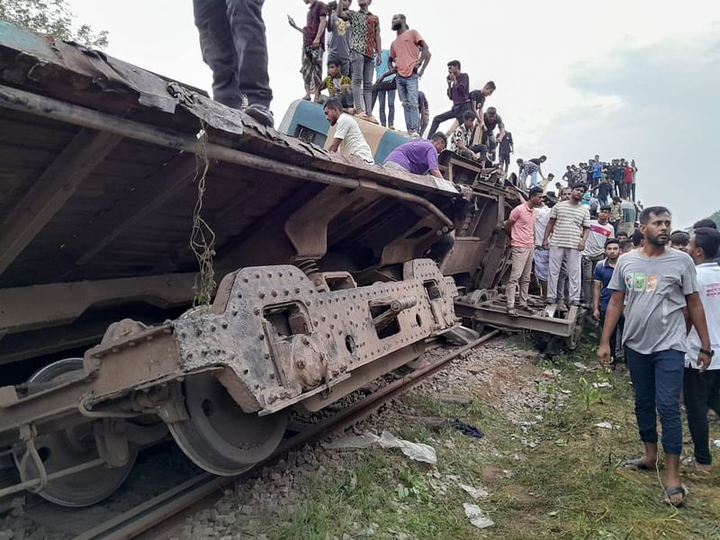 দুর্ঘটনার পরপর স্থানীয়রা আহতদের ট্রেনের ভেতর থেকে উদ্ধারকাজে নামেন