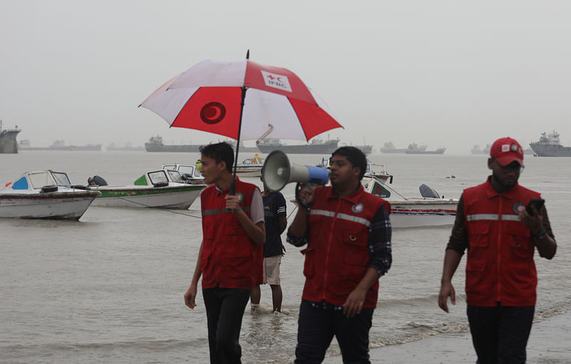 ঘূর্ণিঝড় হামুনের প্রভাবে উপকূলীয় এলাকায় সকাল থেকে গুঁড়ি গুঁড়ি বৃষ্টি হচ্ছে। পতেঙ্গা সমুদ্র সৈকত এলাকায় লোকজনকে নিরাপদ আশ্রয়ে যেতে মাইকিং করছেন রেড ক্রিসেন্টের সদস্যরা। আজ বিকেল ৩টায় পতেঙ্গা সমুদ্র সৈকতে