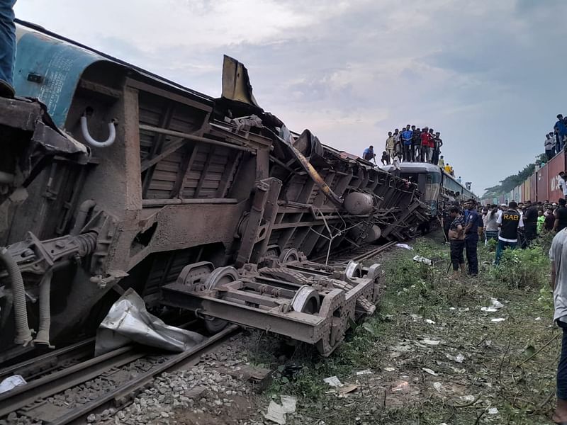 মালবাহী ট্রেনের ধাক্কায় উল্টে গেছে যাত্রীবাহী এগারসিন্ধুর ট্রেনের দুটি বগি