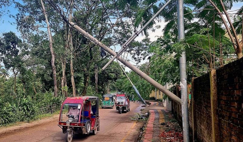 কক্সবাজার শহরের সার্কিট হাউস সড়কে উপড়ে পড়েছে বিদ্যুতের খুঁটি।  অনেক জায়গায় এমনটা হওয়ায় জেলার প্রায় সাড়ে চার লাখ গ্রাহক বিদ্যুৎ–বিচ্ছিন্ন হয়ে পড়েন। ২৫ অক্টোবর