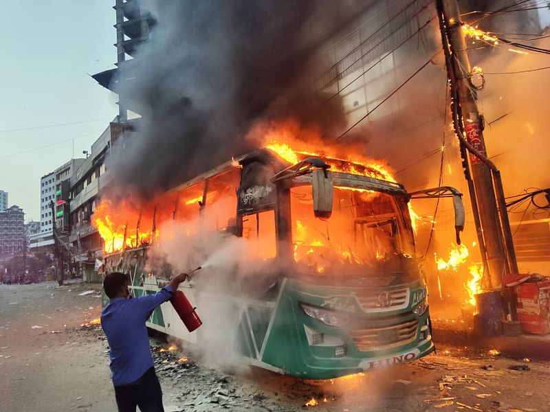 রাজধানীর কাকরাইলে বাসে আগুন দেওয়া হয়েছে। আজ শনিবার বিকেল সোয়া ৫টার দিকে