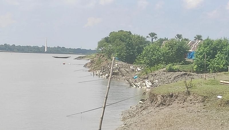 সাতক্ষীরার সীমান্ত নদী ইছামতীতে ভাঙন চলছে। ইতিমধ্যে দেবহাটা উপজেলার অনেক জমি নদীতে বিলীন হয়ে গেছে। গত রোববার ইছামতী নদীর দেবহাটা এলাকায়