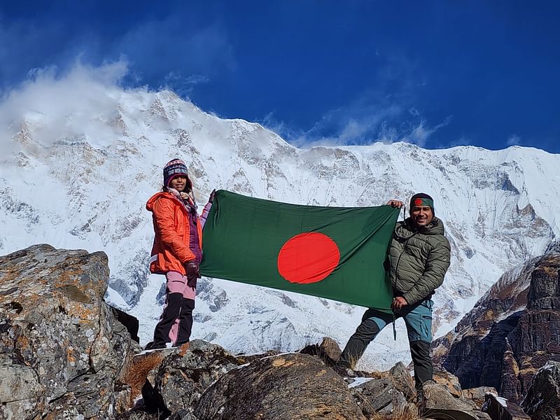 অপরূপ অন্নপূর্ণায় বাংলাদেশের জাতীয় পতাকা হাতে অহনা ও তাঁর বাবা অনিকেত চৌধুরী