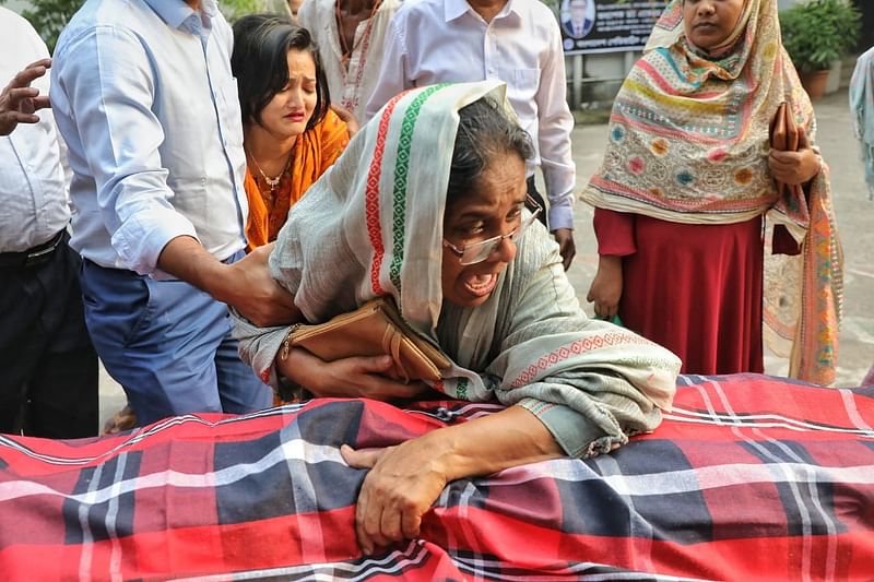 সকালে অফিসের উদ্দেশে বাসা থেকে বেরিয়ে যান আসিফ। কিছু সময় পরেই আসে তাঁর মৃত্যুর খবর। একমাত্র সন্তানকে হারিয়ে মায়ের আহাজারি