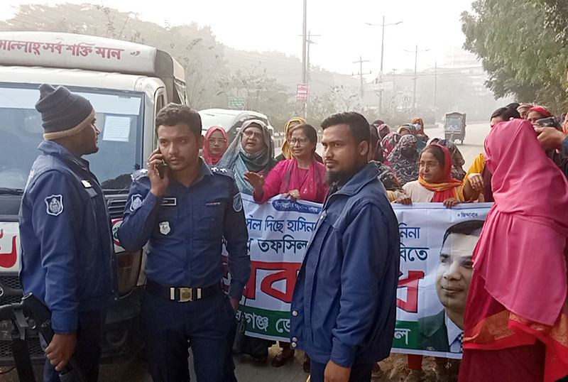 মানিকগঞ্জে অবরোধের সমর্থনে জেলা মহিলা দলের মিছিলে পুলিশ বাধা দেয়। আজ বুধবার সকাল সাড়ে সাতটার দিকে জেলা শহরের শহীদ সরণিতে