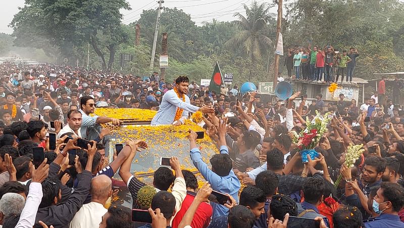 মাগুরার গড়াই সেতু এলাকায় মোটরসাইকেলের বহর নিয়ে আওয়ামী লীগের টিকিটে নির্বাচন করতে যাওয়া সাকিব আল হাসানকে অভ্যর্থনা জানানো হয়