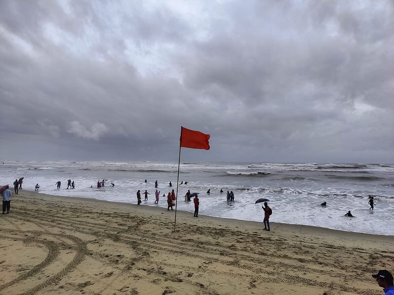 ঘূর্ণিঝড় মিধিলির প্রভাবে সাগর উত্তাল।  সৈকতজুড়ে লাল পতাকা টাঙানো হয়েছে। কক্সবাজার সৈকতের লাবণী পয়েন্ট