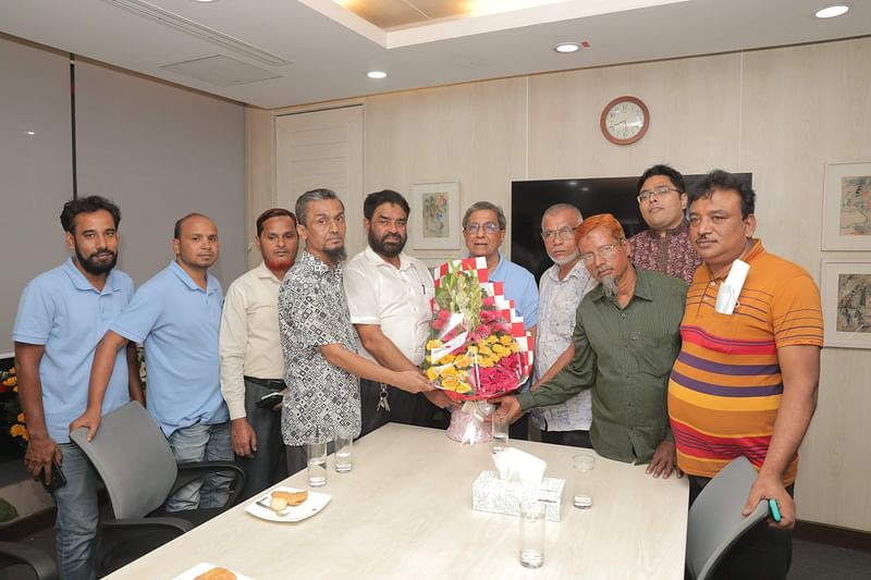 প্রতিষ্ঠাবার্ষিকীতে শুভেচ্ছা জানাতে এসেছিলেন সংবাদপত্র হকার্স কল্যাণ সমিতির প্রতিনিধিরা।