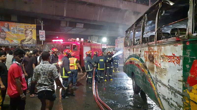 মেয়র হানিফ উড়ালসড়কের নিচে একটি যাত্রীবাহী বাসে আগুন দিয়েছে দুর্বৃত্তরা। ফায়ার সার্ভিসের কর্মীরা আগুন নেভাতে কাজ করছেন। ঢাকা, ২৯ নভেম্বর