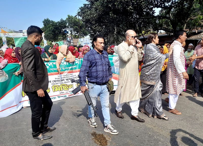 আওয়ামী লীগের বিক্ষােভ মিছিলে প্রকাশ্যে আগ্নেয়াস্ত্র বহন করেন এক ব্যক্তি। আজ দুপুরে ময়মনসিংহের নান্দাইল শহরের নতুন বাজার এলাকায়