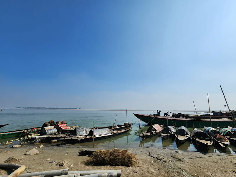 চিলমারীর বন্দরে দাঁড়ালেই দেখা যায় ব্রহ্মপুত্র নদ ঘেঁষে রয়েছে ছোট–বড় নৌকার সারি। ওপরে আকাশ ঘন নীল—যেন আলট্রামেরিন ব্লুতে ঠাসা