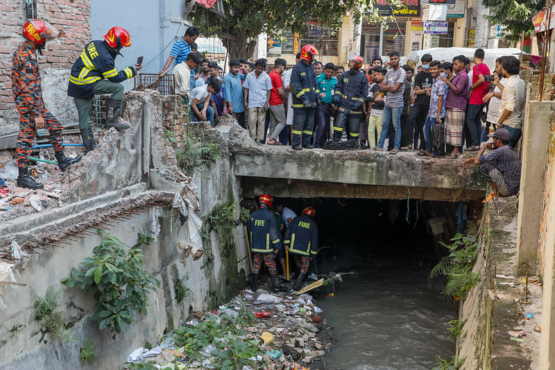 নালায় নেমে ছিনতাইকারীকে খুঁজছেন ফায়ার সার্ভিসের সদস্যরা