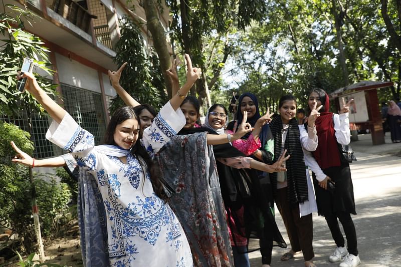 চট্টগ্রামে হাজী মোহাম্মদ মহসিন কলেজে শিক্ষার্থীদের উল্লাস