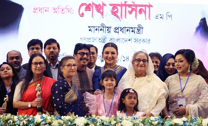 গতকাল বঙ্গবন্ধু আন্তর্জাতিক সম্মেলন কেন্দ্রে বিজয়ীদের হাতে জাতীয় চলচ্চিত্র পুরস্কার তুলে দেন প্রধানমন্ত্রী শেখ হাসিনা। অনুষ্ঠানে পুরস্কার পাওয়া শিল্পী–কলাকুশলীদের সঙ্গে ফটোসেশনে অংশ নেন তিনি