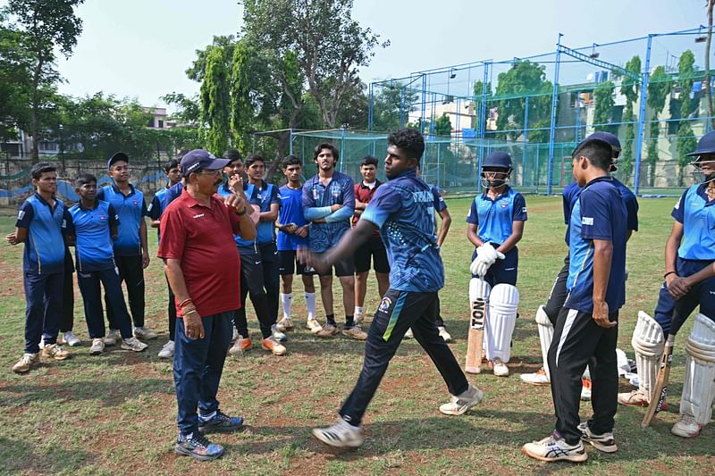 মুম্বাইয়ের স্বামী বিবেকানন্দ ইন্টারন্যাশনাল স্কুলে তরুণদের কোচিং করান দীনেশ লাড। ছবিটি গতকাল তোলা