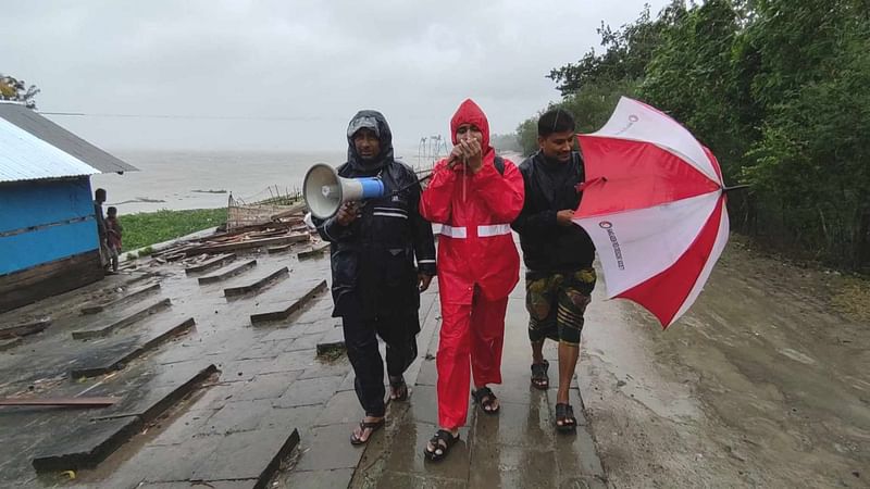 মানুষকে নিরাপদ আশ্রয়ে যাওয়ার জন্য মাইকিং করছেন স্বেচ্ছাসেবকেরা। আজ শুক্রবার বাগেরহাটের শরণখোলা উপজেলার সাউথখালী ইউনিয়নের বলেশ্বর নদ পাড়ে