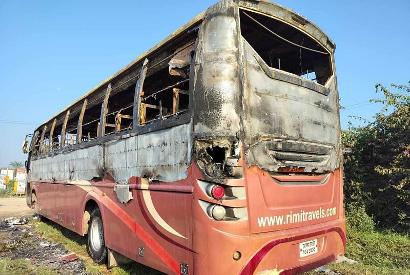 বিএনপি–জামায়াতের ডাকা টানা তিন দিনের অবরোধের মধ্যে বুধবার ভোরে ঢাকার সাভারের বলিয়াপুরে বাসে আগুন দিয়েছে দুর্বৃত্তরা