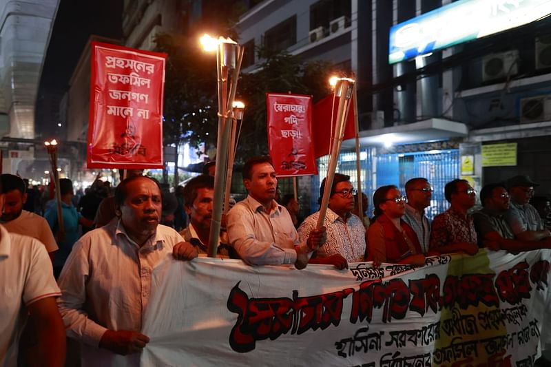 তফসিল ঘোষণা করার পরপরই বাম গণতান্ত্রিক জোট তফসিল প্রত্যাখ্যান করে তাৎক্ষণিক মশাল নিয়ে বিক্ষোভ মিছিল করে