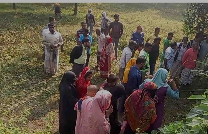 লাশ উদ্ধারের সময় স্থানীয় লোকজন ভিড় করেন। শুক্রবার সকালে নাটোরের লালপুর উপজেলার মধুবাড়ি গ্রামে