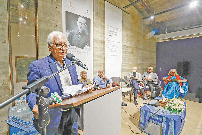 উত্তরসূরি: নুরজাহান-সারওয়ার মুরশিদ সাংস্কৃতিক কেন্দ্র আয়োজিত ‘গণতান্ত্রিক সমাজ গঠনে একাডেমিক অ্যাকটিভিজমের প্রাসঙ্গিকতা (দেশভাগ–পরবর্তী থেকে স্বাধীনতাপূর্ব সময়)’ শীর্ষক আলোচনা সভায় বক্তব্য দেন ইমেরিটাস অধ্যাপক সিরাজুল ইসলাম চৌধুরী। মঞ্চে (বাঁ থেকে) ওয়াহিদউদ্দিন মাহমুদ,  মুহাম্মদ আসাফ্‌উদ্দৌলাহ্‌, হাসনাত আবদুল হাই, আবুল কাসেম ফজলুল হক, ফিরদৌস আজিম। গতকাল ধানমন্ডির বেঙ্গল শিল্পালয়ে