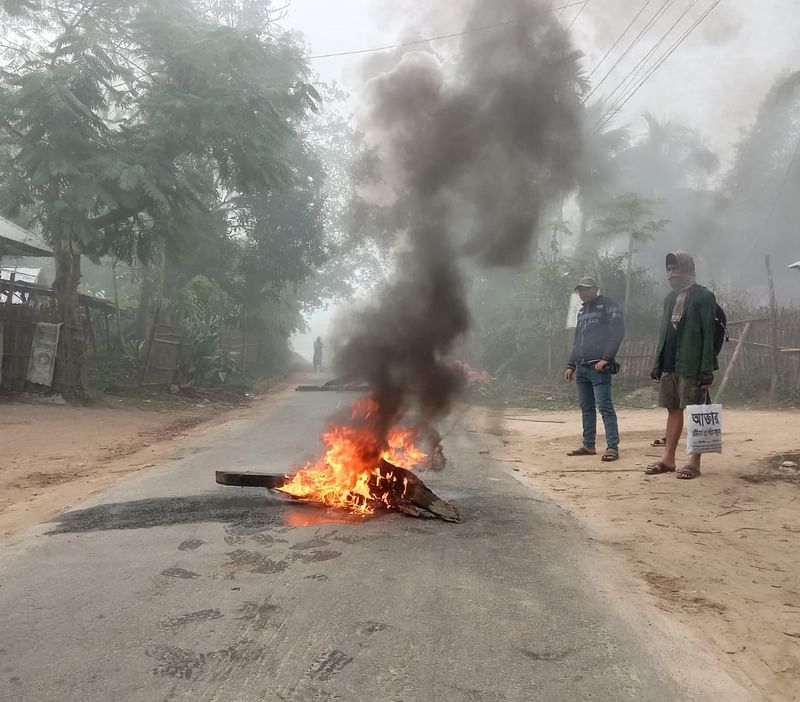 খাগড়াছড়ির পানছড়ি উপজেলায় টায়ার জ্বালিয়ে যানবাহন চলাচল বন্ধ রেখেছেন অবরোধ–সমর্থকেরা। আজ সকালে উপজেলার পুজগাং এলাকায়