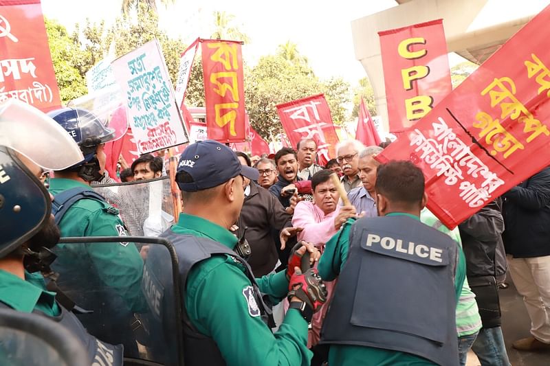 মিছিলে বাধা দেওয়ার সময় জোটের নেতা-কর্মীদের ওপর চড়াও হয় পুলিশ। রোববার সকালে প্রেসক্লাব এলাকায়