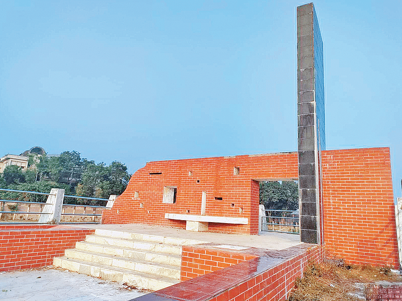 ১৯৭১ সালে রংপুর-ঢাকা মহাসড়কের পাশে দমদমা সেতুর কাছে কারমাইকেল কলেজের শিক্ষকসহ বহু বীর মুক্তিযোদ্ধাকে হত্যা করে পাকিস্তানি বাহিনী। মুক্তিযুদ্ধবিষয়ক মন্ত্রণালয়ের অর্থায়নে গণপূর্ত বিভাগ তাঁদের স্মরণে নির্মাণ করে স্মৃতিস্তম্ভ, যা উদ্বোধন করা হয় ২০২১ সালের ডিসেম্বরে। মীর মনজুরুর রহমান স্মৃতিস্তম্ভটির স্থপতি