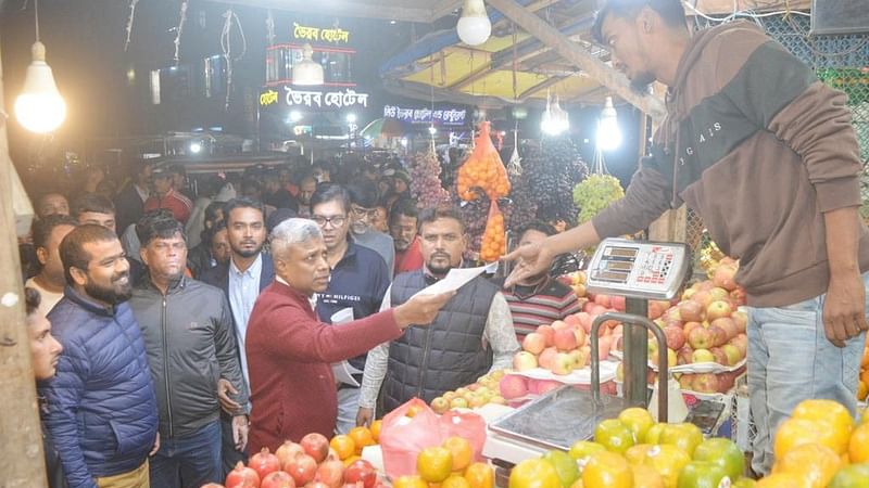 নির্বাচন বর্জন ও অসহযোগ আন্দোলনের পক্ষে জনমত গঠন করতে যশোর শহরের দড়াটানা ও হাসপাতাল মোড়ের বিভিন্ন দোকানে প্রচারপত্র বিতরণ ও গণসংযোগ করেন বিএনপির খুলনা বিভাগীয় ভারপ্রাপ্ত সাংগঠনিক সম্পাদক অনিন্দ্য ইসলাম