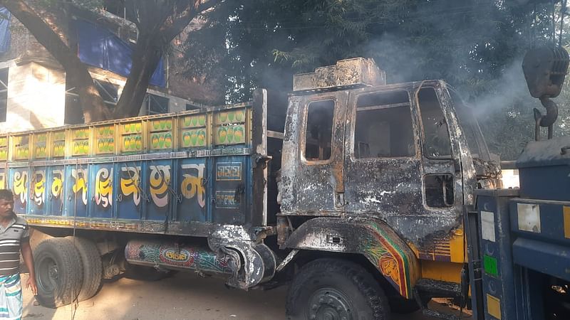 গাজীপুরের কালিয়াকৈর উপজেলার গোয়ালবাথান এলাকায় রোববার সকালে একটি চলন্ত ট্রাকে আগুন দিয়েছে দুর্বৃত্তরা