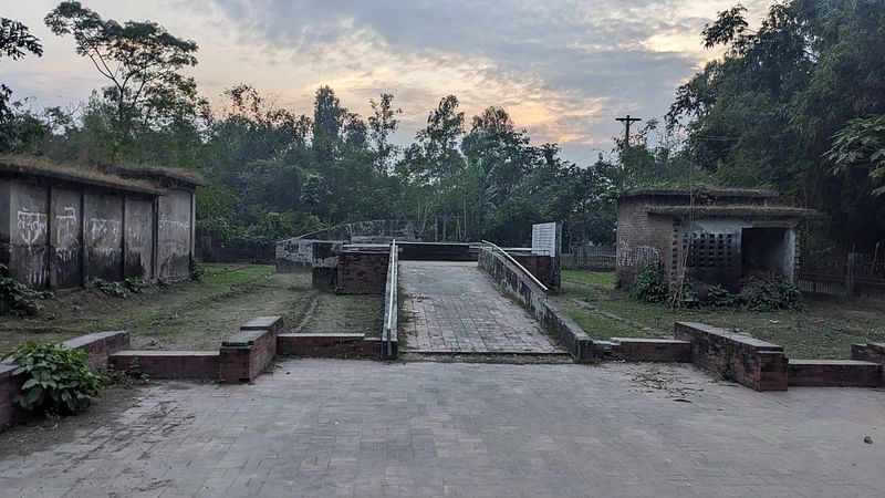 জরাজীর্ণ হয়ে আছে বালাবাড়ি বধ্যভূমি। সম্প্রতি কুড়িগ্রামের চিলমারী উপজেলায়