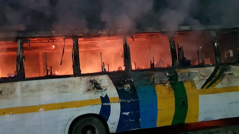 মিরপুর ১৩ নম্বরে রাত সাড়ে ১০টার দিকে  বাসে আগুন দেয় দুর্বৃত্তরা। ঢাকা, ২৩ ডিসেম্বর