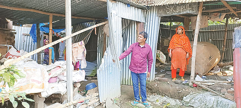 দুই পক্ষের বিরোধের জেরে বাড়িঘর ভাঙচুর করা হয়েছে। গত সোমবার সাঁথিয়া উপজেলার সোনাতলা গ্রামে