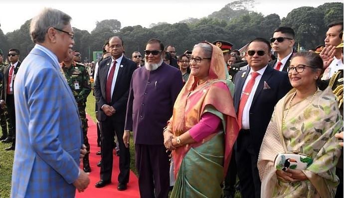 মহান বিজয় দিবস উপলক্ষে বঙ্গভবনে রাষ্ট্রপতি মো. সাহাবুদ্দিনের সংবর্ধনা অনুষ্ঠানে প্রধানমন্ত্রী শেখ হাসিনা ও তাঁর ছোট বোন শেখ রেহানা। ঢাকা, ১৬ ডিসেম্বর