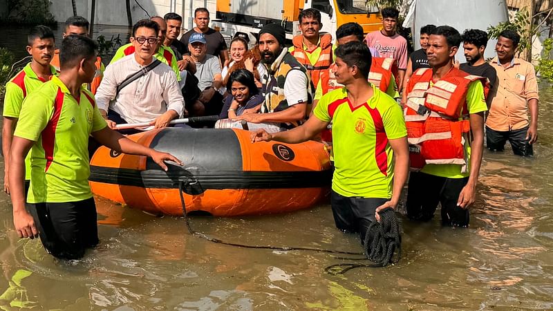 নৌকায় বসা আমির খানের ছবি সামাজিক যোগাযোগমাধ্যমে ভাইরাল হয়েছে