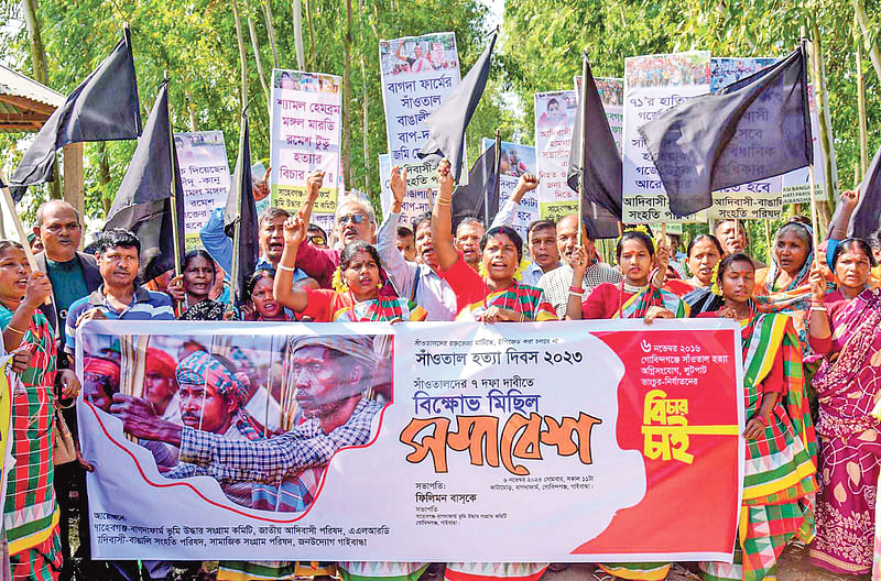 গাইবান্ধার গোবিন্দগঞ্জ উপজেলার সাহেবগঞ্জে সাঁওতাল হত্যা ও জমি ফিরিয়ে দেওয়ার দাবিতে বিক্ষোভ করেন সাঁওতালরা। গত ৬ নভেম্বর তোলা ছবি