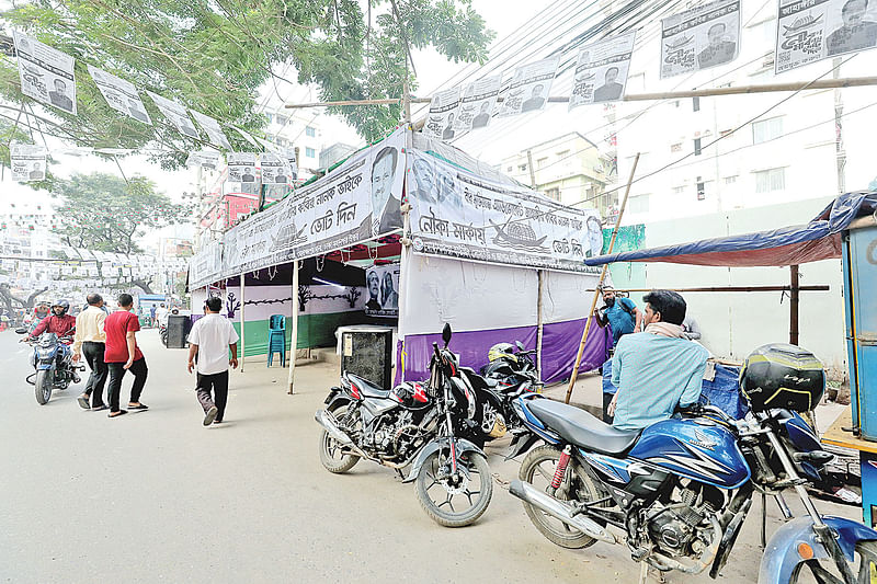 সড়ক ও ফুটপাত দখল করে নির্বাচনী কার্যালয় নির্মাণ করেছেন নানকের সমর্থকেরা। গতকাল রাজধানীর মোহাম্মদিয়া হাউজিং সোসাইটি–সংলগ্ন সড়কে