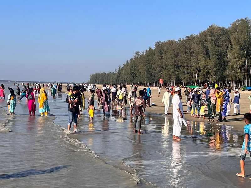 ঝাউবনে ঘেরা আনোয়ারার পারকি সমুদ্র সৈকত পর্যটকদের প্রিয় গন্তব্য। টানেল হওয়ায় এই সৈকতে এখন পর্যটক বেড়েছে। গতকাল বিকেলে