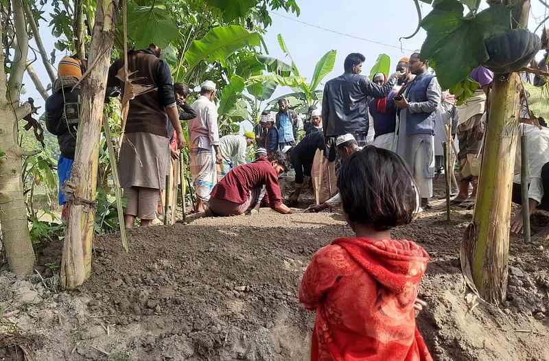 বাবা, দুই বোন ও দাদির কবরের সামনে দাঁড়িয় আছে পরিবারের বেঁচে যাওয়া একমাত্র শিশু মারুফা। আজ রোববার সকালে ময়মনসিংহের নান্দাইল উপজেলার বীর ঘোষপালা গ্রামে