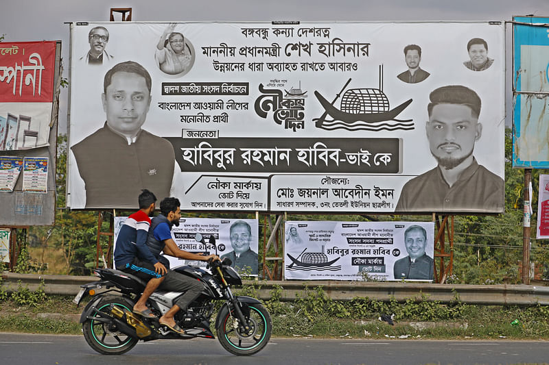 আওয়ামী লীগের প্রার্থী হাবিবুর রহমানের পক্ষে বিলবোর্ড টানিয়েছেন এক কর্মী। ঢাকা-সিলেট মহাসড়ক–সংলগ্ন দক্ষিণ সুরমা উপজেলার তেলিবাজার বাইপাস মোড়ে রোববার দুপুরে