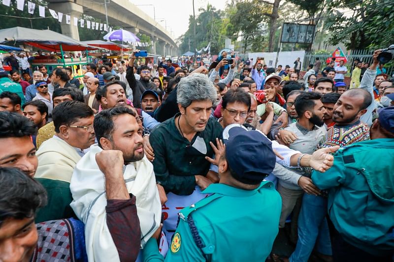 ৭ জানুয়ারির ভোট বর্জনের আহ্বান জানিয়ে গণতন্ত্র মঞ্চের নেতাক–র্মীরা মিছিল বের করলে আটকে দেয় পুলিশ। আজ শুক্রবার বিকেলে শাহবাগে