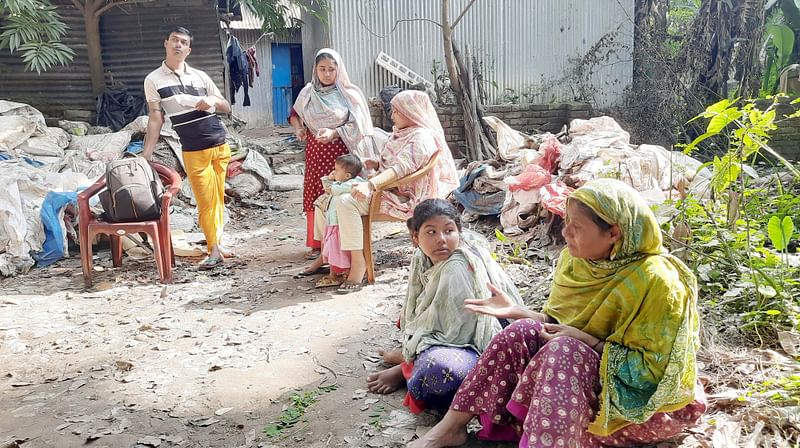 শ্বশুরবাড়ির লোকজনের দেওয়া আগুনে দগ্ধ হয়ে মারা গেছেন মেয়ে। ঢাকা থেকে লাশ আসার অপেক্ষায় মা লাল বেগম। বুধবার বিকেলে নাটোরের গুরুদাসপুর পৌরসভার চাঁচকৈড় বাজারপাড়া মহল্লায়