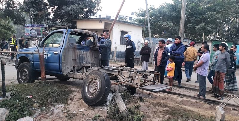 ট্রেনের ধাক্কায় ক্ষতিগ্রস্ত পুলিশের পিকআপ ভ্যান। আজ রোববার সকালে জামালপুর শহরের শেখেরভিটা লেভেল ক্রসিংয়ে