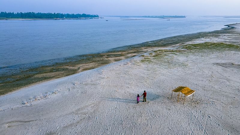 হাতে হাত রেখে দেশের সব কটি জেলা ঘুরে দেখেছেন সাখাওয়াত হোসেন ও জান্নাতুল ইসলাম দম্পতি, সেই ভ্রমণ অভিযাত্রায় এ বছরই গিয়েছিলেন গাইবান্ধার বালাসী ঘাটে